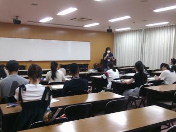 ボランティア養成講座の受講生が講師の話を聞いている光景
