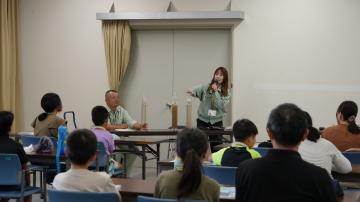 下水処理場である中部析水苑を見学する参加者の様子