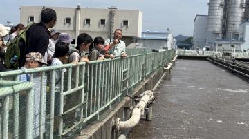 下水処理場である中部析水苑内の施設を見学する参加者の様子