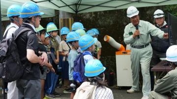 下水道の工事現場を見学する参加者の様子