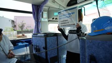バス車内で動画観賞とクイズをする様子
