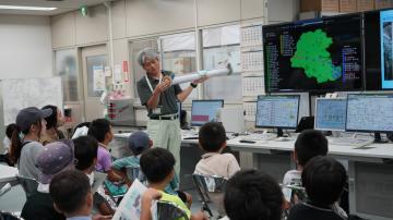 保城浄水場を見学する参加者の様子