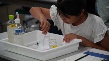 水質検査体験の様子