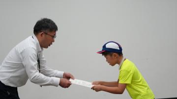 認定証を受け取る様子