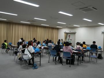 下水処理場である中部析水苑を見学する参加者の様子