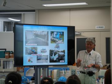 保城浄水場を見学する参加者の様子