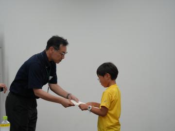 認定証を受け取る様子
