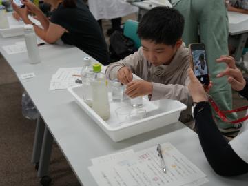 水質検査体験の様子