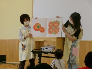 絵本の読み聞かせをしている写真