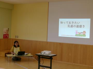 歯科衛生士が話をしている写真