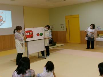 絵本の読み聞かせをしている写真