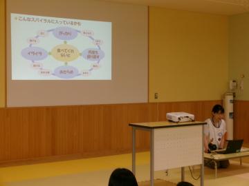 管理栄養士が説明をしている様子