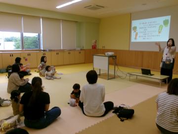 手遊びをしている様子