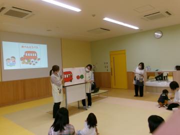 絵本の読み聞かせをしている様子