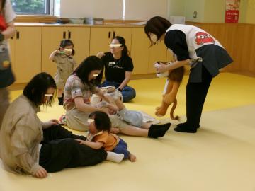 歯科衛生士が歯みがきの指導をしている様子