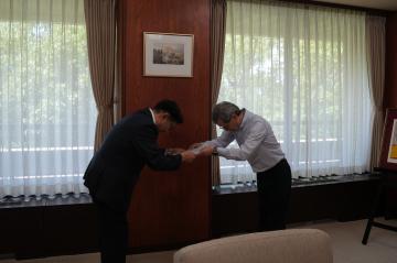 吉原委員長から清元市長へ答申書の手交の様子