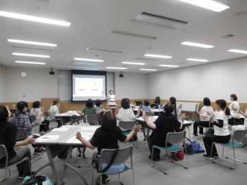 参加者がセミナー室で講座を受講している様子