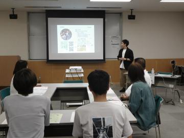 参加者がセミナー室で講座を受講している様子