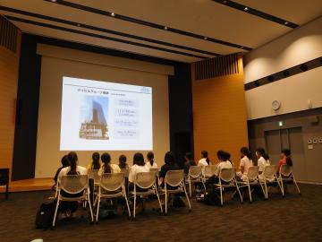 株式会社ダイセルで参加者が会社概要の説明を聞いている様子