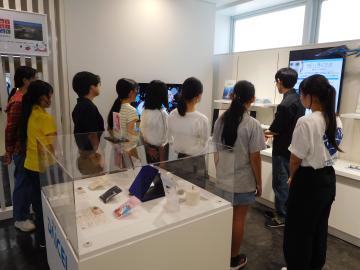 参加者が、株式会社ダイセル　イノベーション・パークを見学している様子