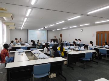 参加者が、西芝電機株式会社で会社概要の説明を聞いている様子