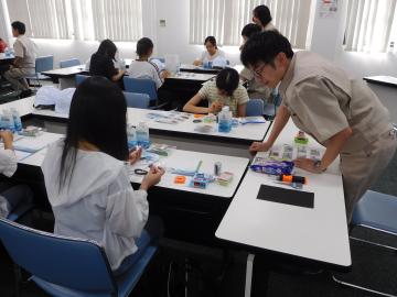 西芝電機株式会社で参加者が、発電機キットの工作をしている様子