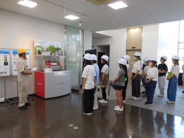 参加者が工場施設を見学している様子