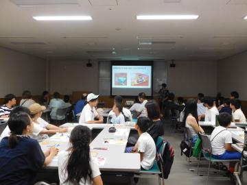 参加者がセミナー室で講座を受講している様子