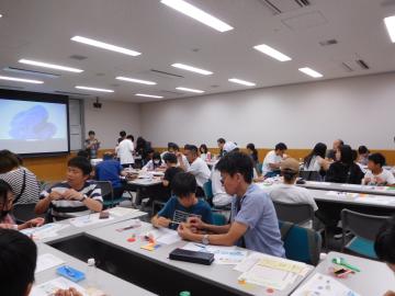 参加者がセミナー室で工作をしている様子