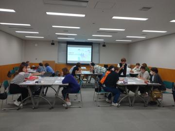 参加者がセミナー室でグループごとにワークショップをしている様子