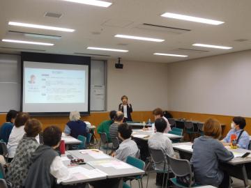 参加者がセミナー室で講座を受講している様子