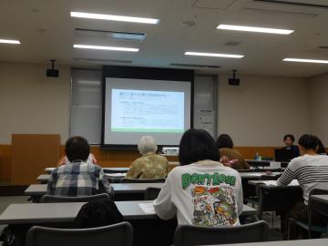 参加者がセミナー室で講座を受講している様子