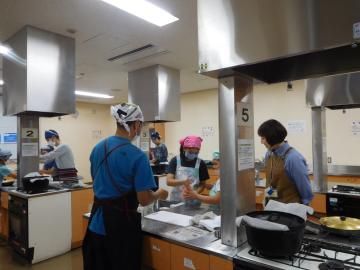 参加者が料理室で調理をしている様子