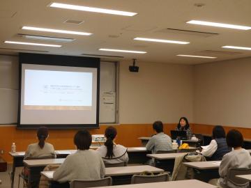 参加者がセミナー室で講座を受講している様子