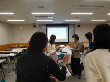 参加者が講師と講座内容について話し合っている様子