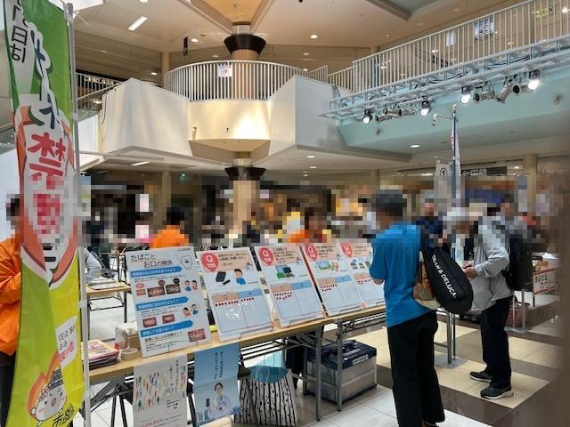 イベントで参加者が掲示物を読んでいる様子