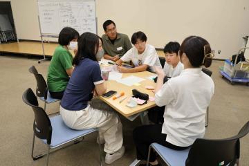 サポートファシリテーターの話を聞く様子