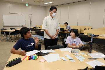3人のメンバーがグループで話合う様子