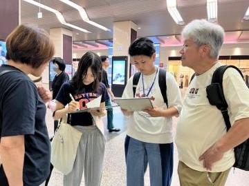姫路駅で観光客にアンケート調査をする様子