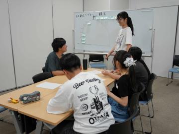5人のメンバーがグループで話し合う様子(1)