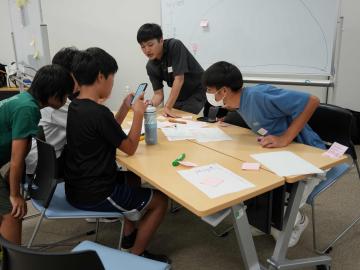 5人のメンバーがグループで話し合う様子(2)