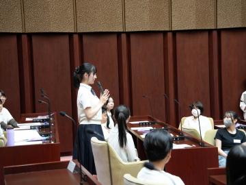 市長に会議の感想を発表するこどもの様子