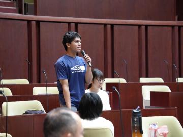 市長に自分の意見を発表するこどもの様子