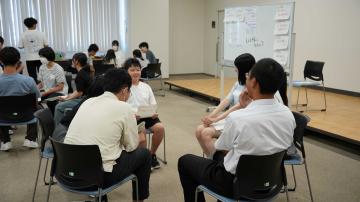 こどもたちがテーマごとに分かれて話し合う様子(1)