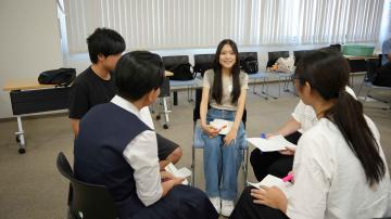 こどもたちがテーマごとに分かれて話し合う様子(2)