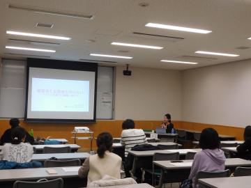 参加者がセミナー室で講義を受講している様子