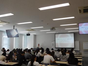 姫路大学の学生がセミナーを受講している様子