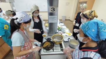 ベトナムのチャーハン(コムチェン)を調理する様子
