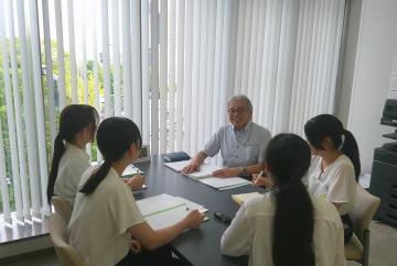 民生委員・児童委員連合会事務局の岡本会長を囲んでインタビュー