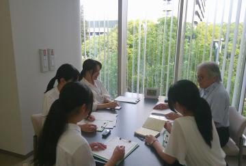 民生委員・児童委員連合会事務局の岡本会長を囲んでインタビュー